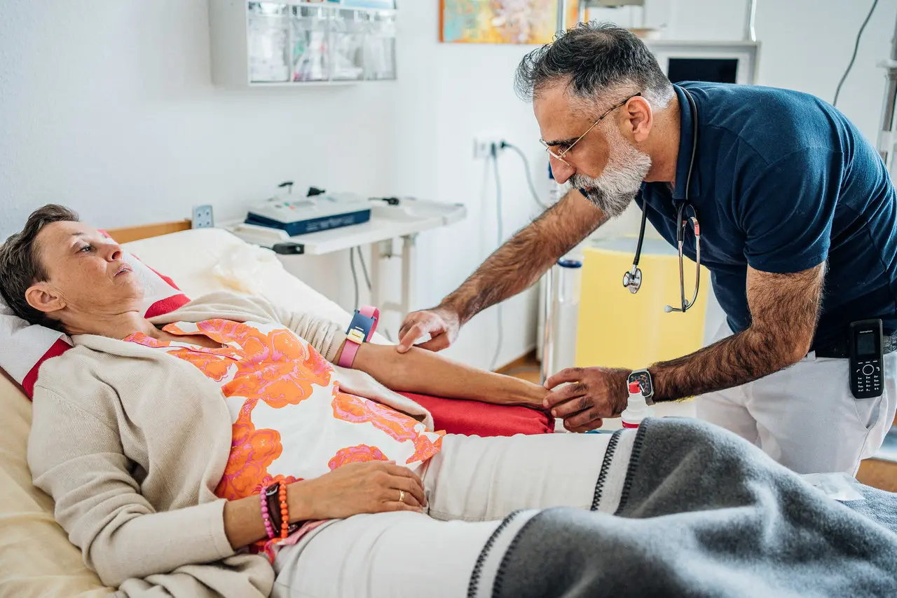 Dr. Siebenhüner im Gespräch mit einem Patienten