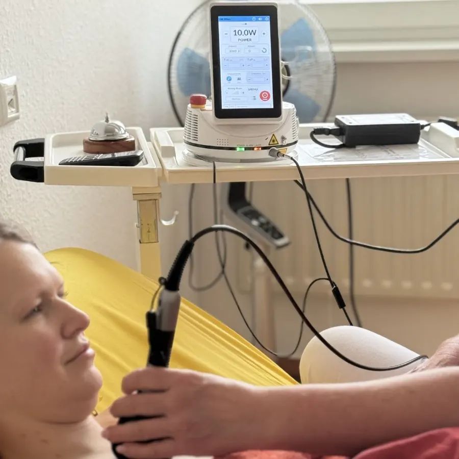 Moderne medizinische Technik im Behandlungsraum